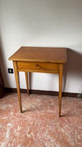 Mesa de cabeceira com gaveta em bétula